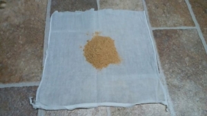 米ぬか（炒りぬかではありません）を布の袋に入れる